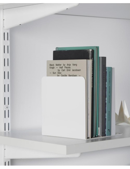 Serre-livres à poser fait partie des Accessoires étagères de chez Elfa, il s' utilise avec les étagères Elfa pour apporer des s