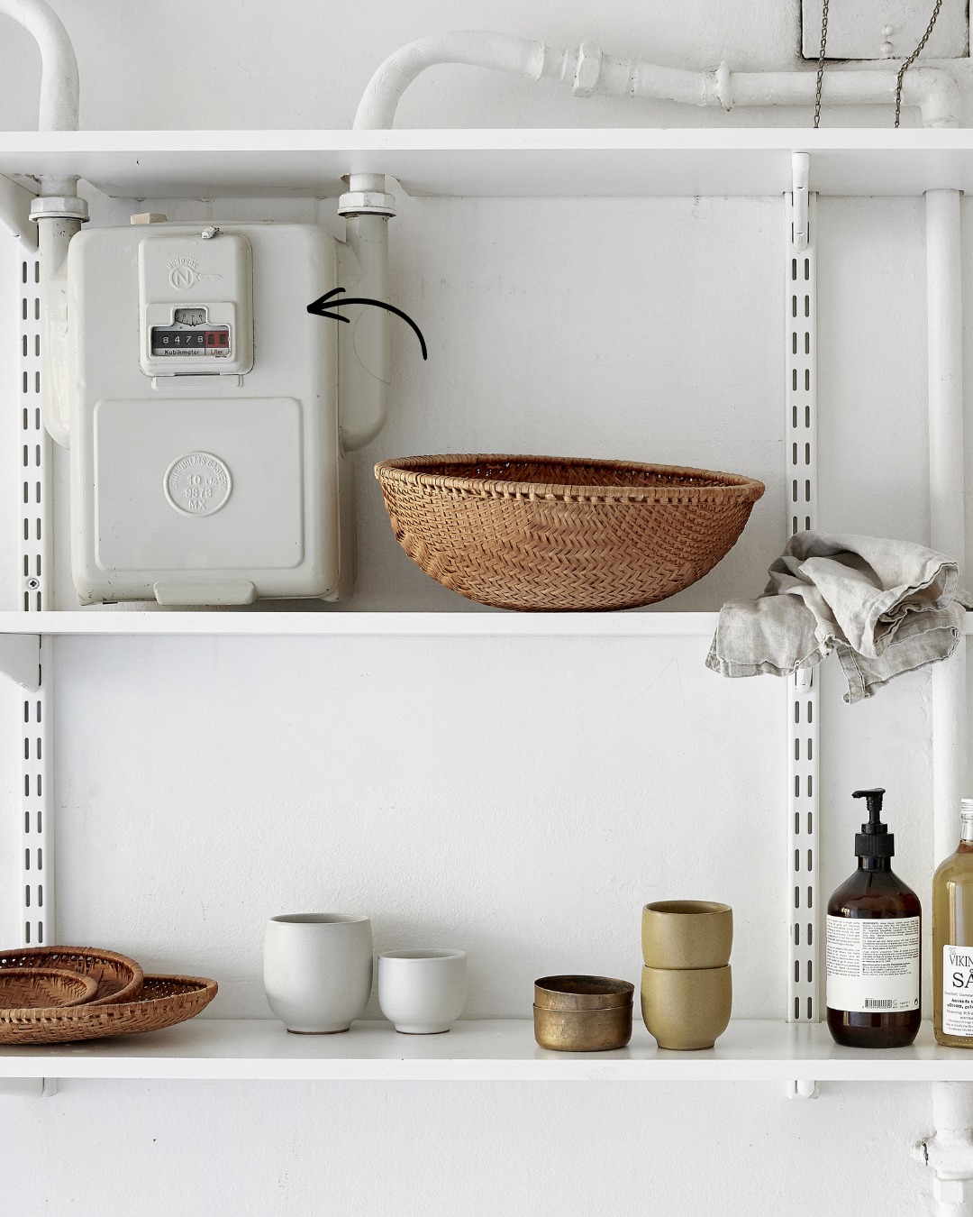 Aménagement Elfa avec étagères sur mesure autour d’obstacles