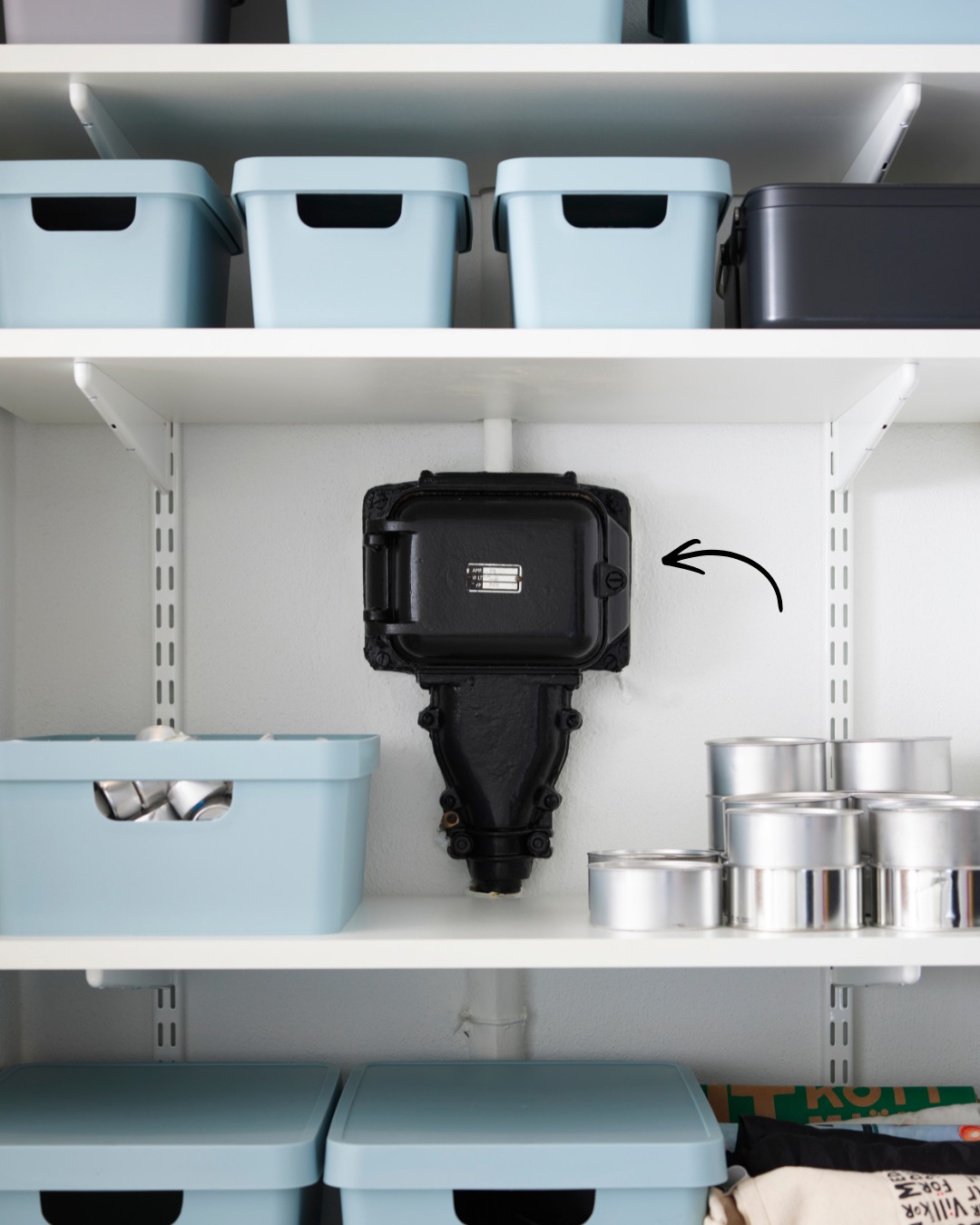 Rangement sur mesure intégrant un tableau électrique dans un placard