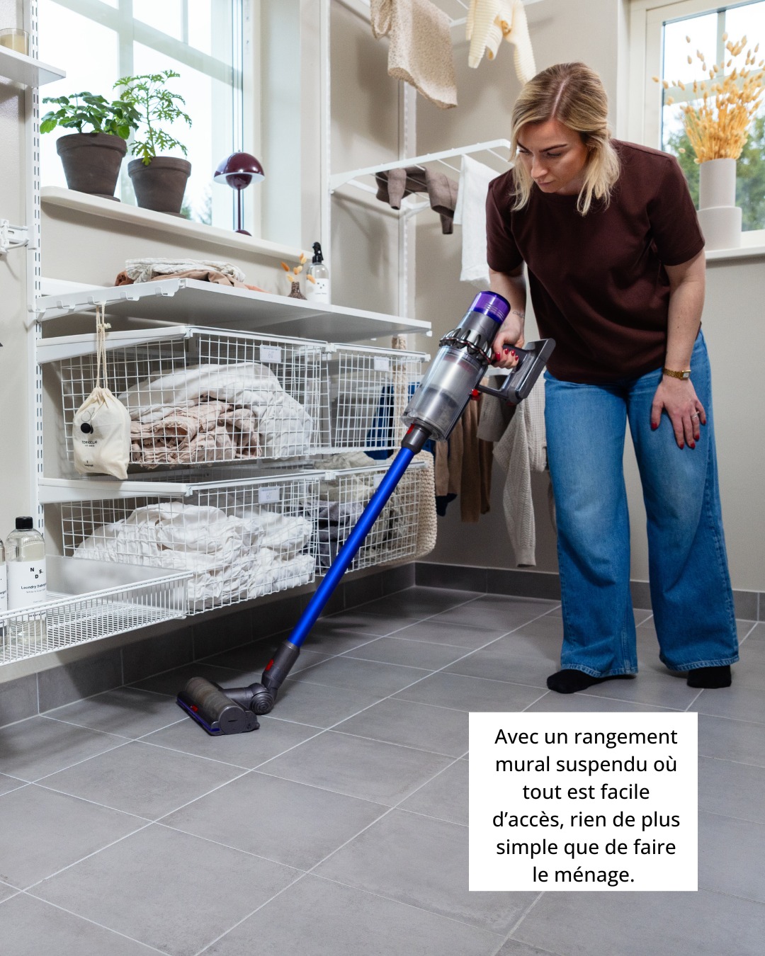 Buanderie agréable et bien rangée avec elfa