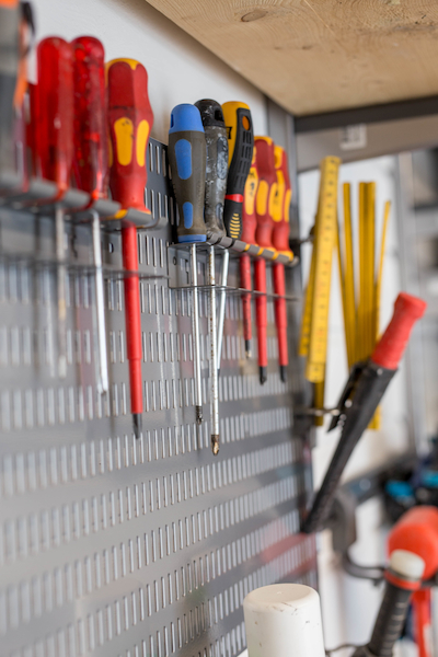 outils-bien-ranges-avec-elfa-dans-le-garage