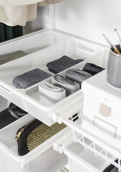 chaussettes pliées en carré dans un panier coulissant elfa