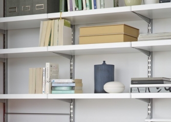 Installer une bibliothèque dans le bureau avec un petit budget 